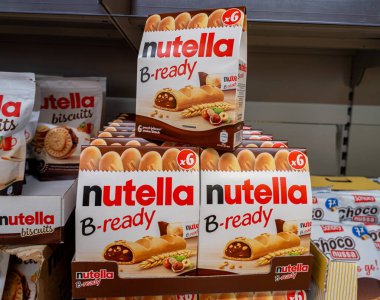 İtalya - 12 Temmuz 2023: Ferrero B-hazır Nutella paketleri İtalyan süpermarket raflarında satışa sunuldu. Nutella çikolatalı ve fındıklı gofretlerle dolu. 