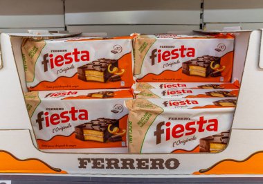 İtalya - 12 Temmuz 2023: Fiesta Ferrero atıştırmalık paketleri İtalyan süpermarket raflarında satılıyor. Fiesta, çikolata kaplı portakal reçelli sünger keki.