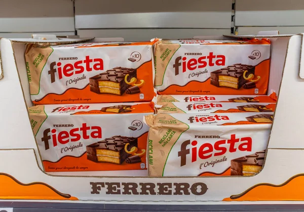 Talya Temmuz 2023 Fiesta Ferrero Atıştırmalık Paketleri Talyan Süpermarket Raflarında — Stok fotoğraf