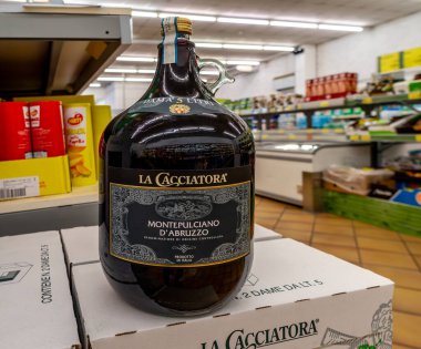 İtalya - 13 Temmuz 2023: İtalyan kırmızı şarap Montepulciano Di Abruzzo İtalyan dilinde Dama adı verilen 5 litrelik büyük bir cam şişede. İtalyan indirim mağazasında satılık şarap.