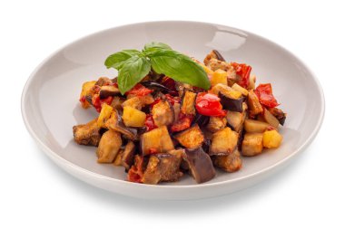 Geleneksel İtalyan sebze caponata. Fesleğen yapraklı. Beyaza izole edilmiş ve kırpma yolu da dahil.