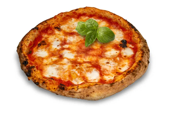 Napoli 'den pizza margherita. Domates soslu ve mozzarella ve fesleğen yapraklı. Kırpma yolu ile beyaza izole edilmiş.