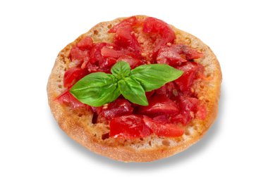 Kızarmış ekmek diliminde domates ve fesleğen, beyaza izole edilmiş ve kırpma yolu ile izole edilmiş.