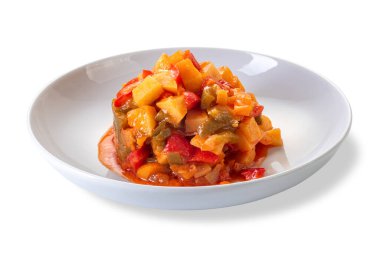 Biber güveci, domates soslu patates, beyaz tencereye izole edilmiş, kırpma yolu da dahil.