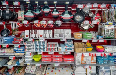 İtalya - 29 Temmuz 2023: Mutfak aksesuarları, çömlekler, kahve demlikleri, bardaklar ve bir İtalyan süpermarketinin rafında sergilenen plastik kutu