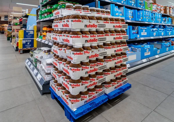 이탈리아 2023 이탈리아 슈퍼마켓 상점에 표시된 팔레트에 판매를위한 항아리에 페레로 — 스톡 사진