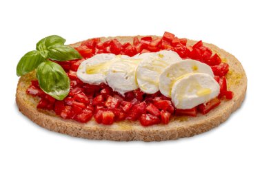 Ekmek dilimli Caprese salatası, doğranmış domates ve fesleğen yapraklı mozzarella ve bruschetta ekmeği üzerine zeytinyağı.