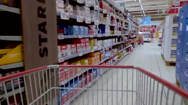 Italy November 2022 Tracking Shot Shopping Cart Running Aisle Packages — Stock Video