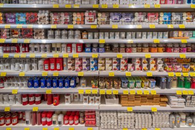 İtalya - 08 Ağustos 2023: İtalyan süpermarketinde satışa sunulan mumlar, kokulu ve adak mumları ve inceler