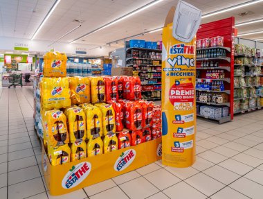 İtalya - 14 Ağustos 2023: Estathe Ferrero plastik şişeleri paketlendi ve İtalya süpermarket koridorunda tanıtım totemi yakınlarında paletin üzerine istiflendi. Tex: Vinci ogni ora 4 bicchieri (her saat başı 4 bardak kazan)