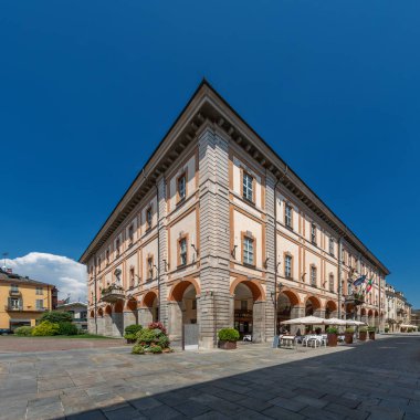 Cuneo, Piedmont, İtalya - 16 Ağustos 2023: Cuneo belediyesinin tarihi yapı merkezi, 1775 yılından beri Via Roma