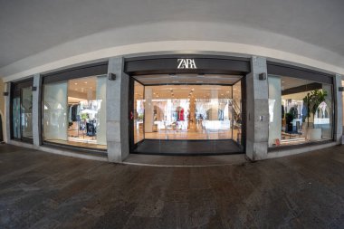 Cuneo, Piedmont, İtalya - 16 Ağustos 2023: Zara mağazası, Via Roma, Zara mağazasının dış görünüşü İspanyol grubu Inditex 'e ait bir giyim ve aksesuar markasıdır.