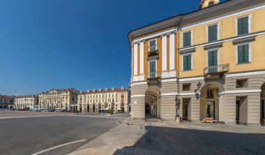 Cuneo, Piedmont, İtalya: Piazza Tancredi Duccio GalimbertI, Cuneo 'nun tarihi neoklasik yapılara sahip ana meydanı, Via Roma' dan görüldüğü üzere