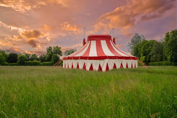 Цветная Цирковая Палатка Зеленом Лугу Фоне Яркого Закатного Неба — стоковое фото
