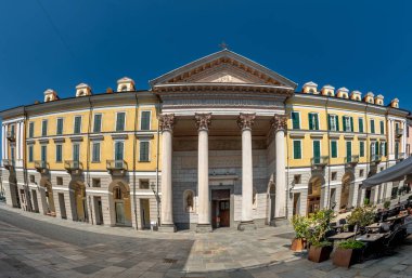 Cuneo, Piedmont, İtalya - 16 Ağustos 2023: Santa Maria del Bosco Katedrali, Antonio Bono 'nun Via Roma' daki tarihi binalar arasında 4 Corinthian sütun, portico ve timpanum ile ön cephesi, balık bakışı
