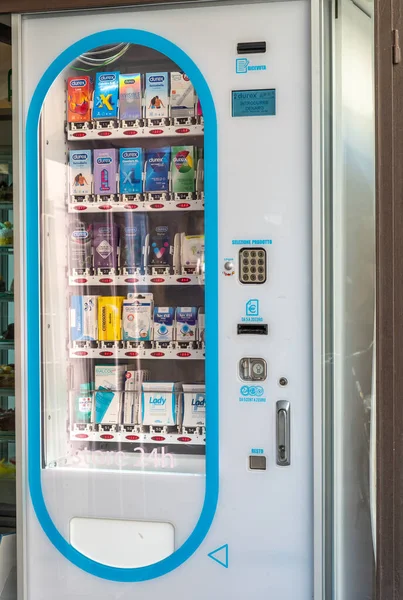 Italia Agosto 2023 Vending Machine Condom Packets Other Drugs Front — Foto de Stock