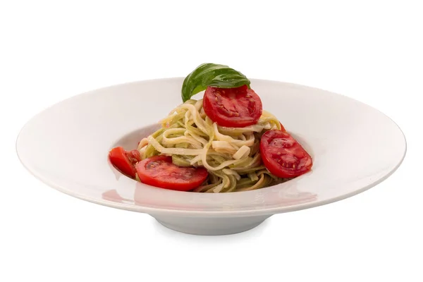 两种类型的语言文字 白色和绿色 有新鲜的西红柿片 罗勒叶和橄榄油 放在一道白色的盘子里 有切碎的小道 — 图库照片