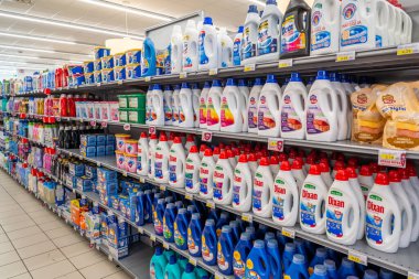 İtalya - 20 Ağustos 2023: İtalyan süpermarket koridorlarında raflarda sergilenen çeşitli marka ve tiplerde çamaşır makinesi deterjanı