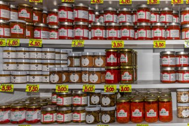 Alba, Langhe, İtalya - 20 Ağustos 2023: cam kavanozlarda soslar ve pestos, yerel üretim mağazalarında satılan çeşitli Langhe mutfaklarının tipik konserveleri. 