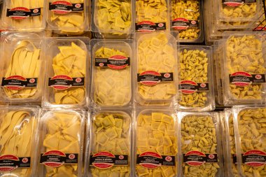 Fossano, İtalya - 14 Ağustos 2023: Çiğ taze ravioli ve İtalyan Piedmontese mutfağının doldurulmuş yumurta makarnası İtalyan süpermarketinde satışta sergilenmektedir.