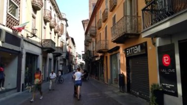 Alba, Cuneo, Piedmont, İtalya -20 Ağustos 2023: Via Vittorio Emanuele, Alba ana caddesi, Uluslararası Mantar Fuarı 'nın trüf pazarının evi