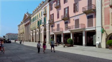 Cuneo, Piedmont, İtalya - Ağustos. 16, 2023: Via Roma 'daki şehir manzarası, arka planda Corinthian sütunlarıyla süslenmiş eski binaları ve katedrali olan ana kaldırım taşı caddesi