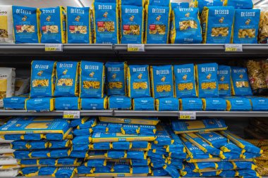İtalya - 14 Ağustos 2023: De Cecco Pasta, İtalyan süpermarketinde satılık raflarda sergilenen çeşitli tip ve boyutlarda İtalyan makarnasıdır.