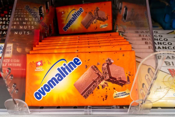 İtalya - 14 Ağustos 2023: Ovomaltine Sütlü Çikolata, malt, vitamin ve minerallerle iyileştirici İsviçre ürünü, İtalyan süpermarketlerinde satılık tipik turuncu ambalaj