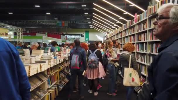 Turin Italie 2023 Mai Les Visiteurs Choisissent Des Livres Exposés — Video