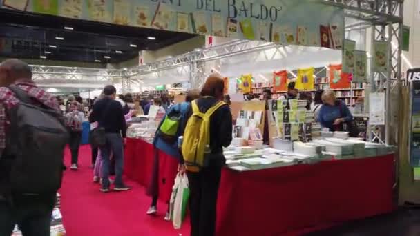Turin Italien 2023 Maj Besökare Väljer Böcker Som Visas Montrar — Stockvideo