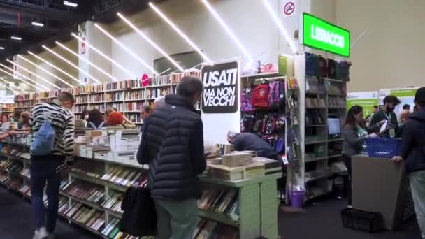 Turin Italien 2023 Mai Besucher Wählen Bücher Die Bücherregalen Ständen — Stockvideo