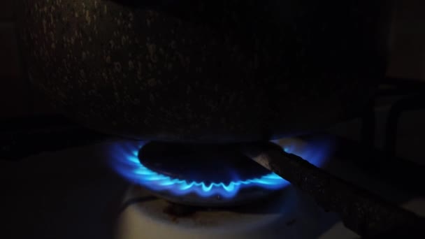 Cucina Stufa Gas Fuoco Con Fiamma Blu Sotto Padella — Video Stock