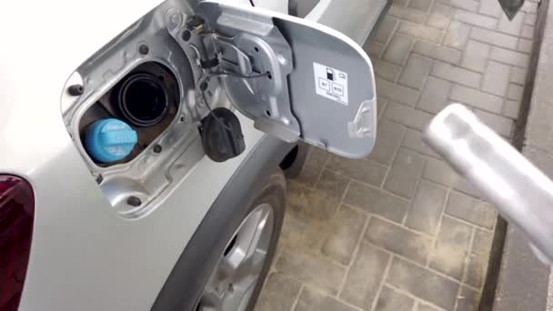 意大利 2023年5月20日 汽车油箱中的油泵手填喷嘴 用于柴油加油 — 图库视频影像