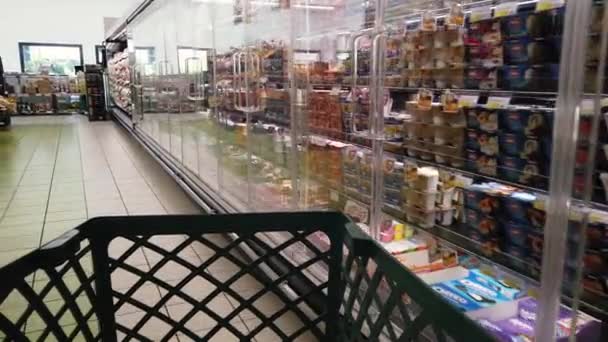 Olaszország 2023 Augusztus Olasz Szupermarket Folyosó Bevásárlókocsival Hűtött Szekrények Között — Stock videók