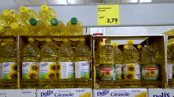 Ιταλία Αυγούστου 2022 Ηλιέλαιο Πλαστικά Μπουκάλια Στο Ράφι Προς Πώληση — Αρχείο Βίντεο