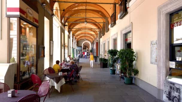 Cuneo Piemonte Ιταλία Αυγούστου 2022 Ιστορικές Στοές Portici Της Πλατείας — Αρχείο Βίντεο