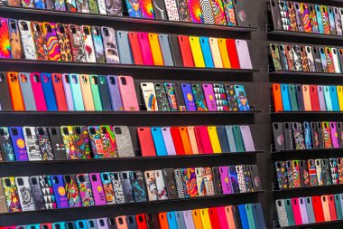 İtalya - 20 Ağustos 2023: Renkli akıllı telefon kapakları telefon dükkanlarında satışa sunuldu