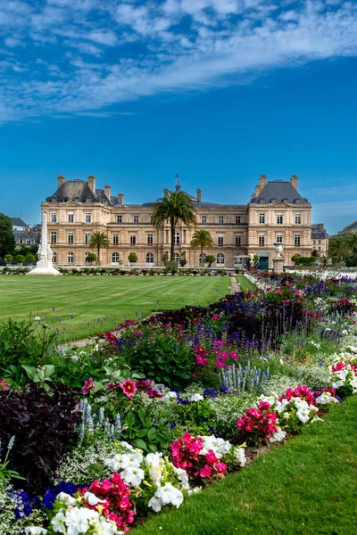 Παρίσι Γαλλία Αυγούστου 2023 Ανάκτορο Λουξεμβούργου Και Ανθισμένο Πάρκο Έδρα — Φωτογραφία Αρχείου