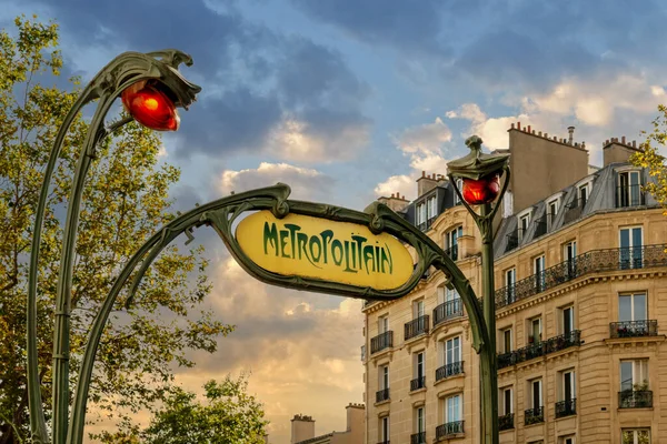 Sinal Art Nouveau Com Lâmpadas Rua Vermelhas Características Metrô Paris — Fotografia de Stock