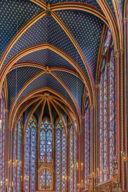 Paris; Fransa - 10 Ağustos 2023: Gotik mimarisi olan sanatsal vitray pencereli La Sainte Şapeli; Unesco miras alanı