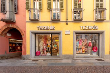 Alba, İtalya - 20 Ağustos 2023: Via Vittorio Emanuele II, Tezenis Calzedonia grubunun mayo, pijama ve iç çamaşırı markası. 