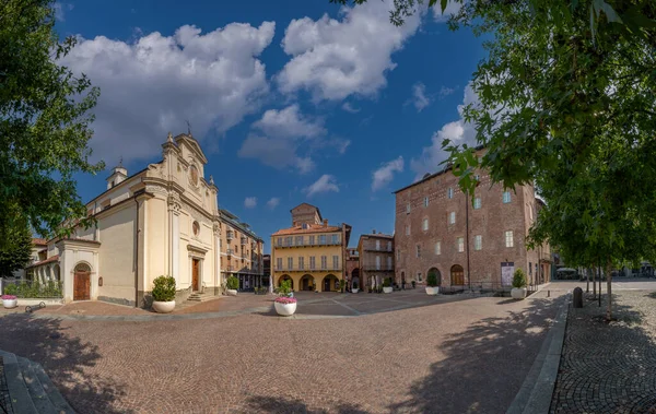 アルバ ラングー チューノー イタリア バプテストの聖ヨハネと古代中世の建物の教区教会との広場エルヴォパースペースの街並み — ストック写真