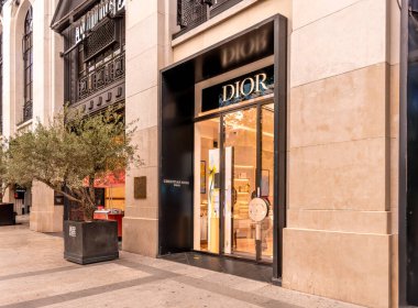 Paris, Fransa - 10 Ağustos 2023 - Dior güzellik butiği, Champs Elyses 'deki Christian Dior mücevher ve parfüm dükkanının dışı
