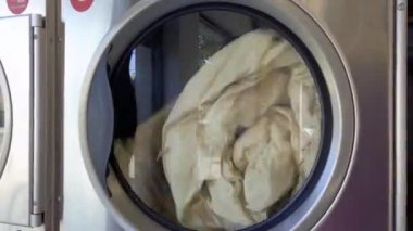 Çamaşır odasındaki kurutucu penceresinin görüntüsü