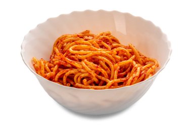 Seramik servis tabağında domates soslu Bucatini makarnası. Kırpma yolu dahil beyaza izole edilmiş.