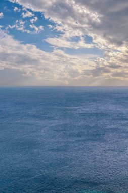 Mavi gökyüzü bulutlu mavi deniz, dikey deniz manzarası