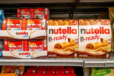 İtalya - 19 Ekim 2023: Nutella B-hazır ve Nutella ve Go! İtalyan süpermarketinde raflarda sergileniyor. Ferrero süpermarket üretiyor.