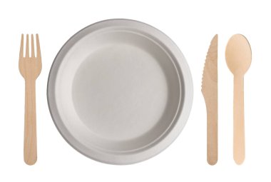 Yanında tahta çatal bıçak takımı olan beyaz karton bir masa. Kırpılabilen tek kullanımlık plaka, çatal, kaşık ve bıçak beyaza izole edilmiş ve kırpma yolu da dahil.