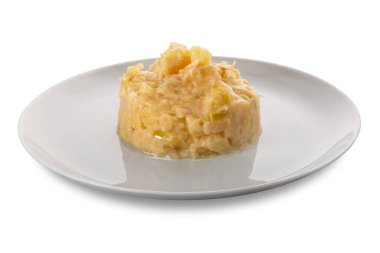 Pırasa ve patates güveci beyaza izole edilmiş, kırpma yolu da dahil.