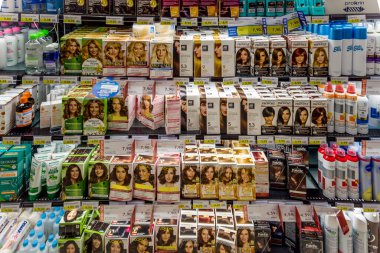İtalya - 09 Kasım 2023: İtalyan süpermarketlerinde satışa sunulan çeşitli marka ve tiplerdeki saç boyaları ve saç bakım ürünleri